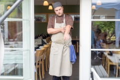 Kocken presenterar menyen